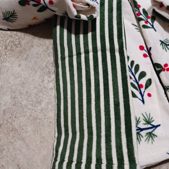 Target Wondershop Christmas towel lot - Picture 3 of 4
